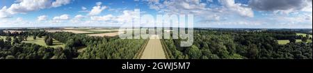 Immagine panoramica dall'alto dell'obelisco del Parco Tusmore Un monumento commemorativo, costruito nel 2012 per celebrare il Giubileo dei Diamanti del Queens Foto Stock