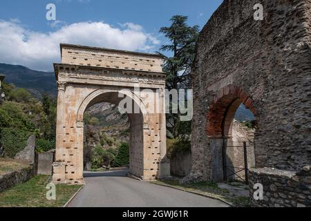 Antico arco di trionfo della storica città di Susa in Italia Foto Stock