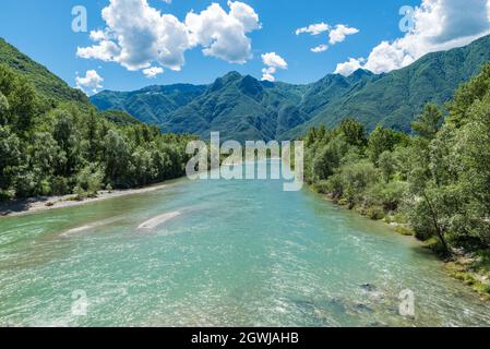 Importante fiume nel nord Italia in una bella giornata di sole. Fiume Toce nei pressi di Piedimulera, valle Ossola, Piemonte Foto Stock