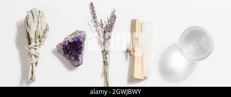 Bastone di Palo Santo con selenite, salvia secca, adrenato di ametista, lavanda e palla che dice fortuna. Spirituale, meditazione, banner esoterico di equilibrio vitale Foto Stock