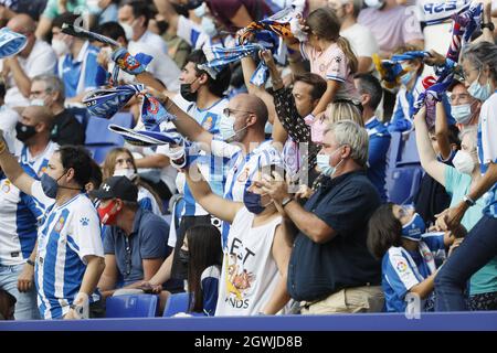 Cornella, Spagna. 03 ottobre 2021. Gli appassionati di Espanyol festeggiano la vittoria durante la partita LaLiga Santander tra Espanyol e R. Madrid allo stadio RCDE di Cornella, Barcellona, Spagna. Credit: SPP Sport Press Photo. /Alamy Live News Foto Stock