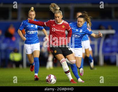 Alessia Russo (centro) del Manchester United e l'Harriet Scott (destra) della città di Birmingham combattono per la palla durante la partita della fa Women's Super League a St. Andrew's, Birmingham. Data foto: Domenica 3 ottobre 2021. Foto Stock