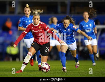 Alessia Russo (centro) del Manchester United e l'Harriet Scott (destra) della città di Birmingham combattono per la palla durante la partita della fa Women's Super League a St. Andrew's, Birmingham. Data foto: Domenica 3 ottobre 2021. Foto Stock