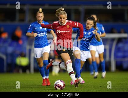 Alessia Russo (centro) del Manchester United e l'Harriet Scott (destra) della città di Birmingham combattono per la palla durante la partita della fa Women's Super League a St. Andrew's, Birmingham. Data foto: Domenica 3 ottobre 2021. Foto Stock