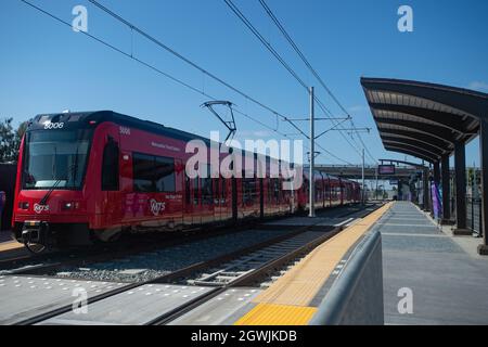 Il tram di San Diego si ferma alla stazione di Morena Blvd durante una prova della linea blu della UC San Diego che si estende prima dell'apertura. Foto Stock