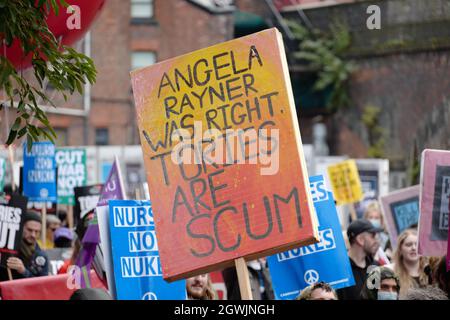 Manchester, Regno Unito. 3 ottobre 2021. Proteste contro il governo a Manchester UK. I manifestanti hanno marciato dall'infermeria reale di Manchester lungo Oxford Rd al centro della città dove molti dei delegati stanno rimanendo. Questo fine settimana migliaia di delegati Tory si sono conversi presso il complesso convegni Manchester Central e i locali circostanti. La conferenza dal 3 al 6 ottobre ha innescato una serie di manifestazioni legate alla fine di Furlough, tagli universali al credito, Brexit , cambiamenti climatici e le restrizioni imposte alle manifestazioni. Immagini di credito garyroberts/worldwidefeatures. CREDITO: GARY ROBERTS/A. Foto Stock