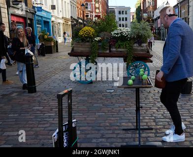 Il mago busker inertaing la folla a Covent Garden UK. Foto Stock