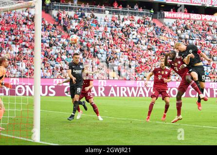 Monaco di Baviera, Germania. 01 ottobre 2021. Martin HINTEREGGER, fra 13 punteggi, spara gol , Tor, Treffer, Kopfballtor, Kopfballtreffer 1-1 nella partita FC BAYERN MUENCHEN - EINTRACHT FRANKFURT 1.German Football League il 03 ottobre 2021 a Monaco di Baviera, Germania. Stagione 2021/2022, giorno 7, 1.Bundesliga, FCB, München, 7.Spieltag. © Peter Schatz / Alamy Live News - LE NORMATIVE DFL VIETANO L'USO DELLE FOTOGRAFIE come SEQUENZE DI IMMAGINI e/o QUASI-VIDEO - Credit: Peter Schatz/Alamy Live News Foto Stock