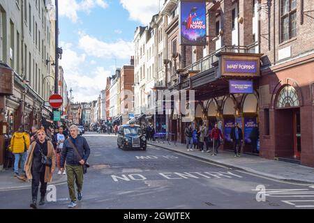 Londra, Regno Unito. 3 ottobre 2021. Il traffico ritorna a Old Compton Street a Soho nei fine settimana mentre all'aperto, i posti a sedere di strada per bar e ristoranti, introdotti durante la pandemia del coronavirus, finiscono. Foto Stock