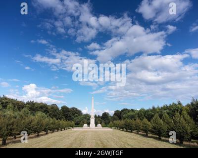 Immagine dall'alto dell'obelisco del Parco Tusmore Un monumento commemorativo, costruito nel 2012 per celebrare il Giubileo dei Diamanti del Queens Foto Stock