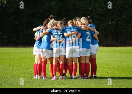 Strood, Regno Unito. 03 ottobre 2021. La squadra di Portsmouth si è guastata durante la partita fa Womens National League Southern Premier tra Gillingham e Portsmouth al Rochester United Sports Ground di Strood, Inghilterra. Credit: SPP Sport Press Photo. /Alamy Live News Foto Stock