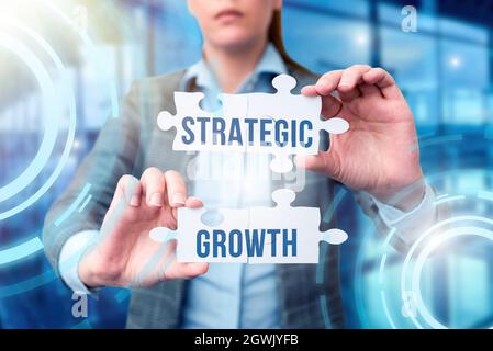 Didascalia concettuale crescita strategica. Parola scritta su creare piano o programma di aumentare le scorte o miglioramento Business Woman Holding Jigsaw Puzzle Foto Stock