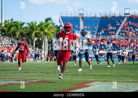 Boca Raton, Stati Uniti. 2 ottobre 2021. La Florida Atlantic running back Johnny Ford (5) supera la Florida International Defense per un touchdown allo Shula Bowl al FAU Stadium di Boca Raton, Florida il 2 ottobre 2021. Credit: The Photo Access/Alamy Live News Foto Stock