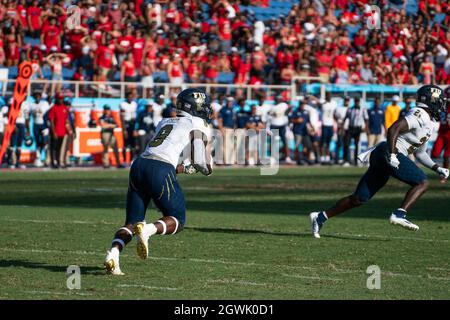 Boca Raton, Stati Uniti. 2 ottobre 2021. Florida International running back Lexington Joseph (8) riceve un punt al FAU Stadium a Boca Raton, Florida il 2 ottobre 2021. Credit: The Photo Access/Alamy Live News Foto Stock