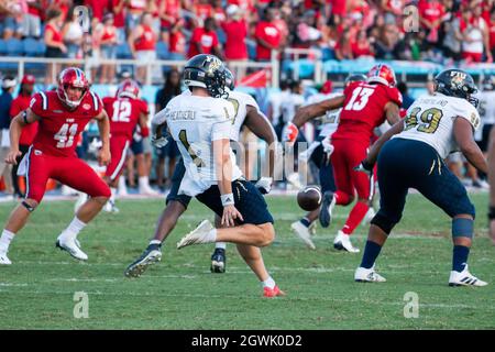 Boca Raton, Stati Uniti. 2 ottobre 2021. Il kicker internazionale della Florida Tommy Heatherly (1) punta la palla allo Shula Bowl al FAU Stadium di Boca Raton, Florida, il 2 ottobre 2021. Credit: The Photo Access/Alamy Live News Foto Stock