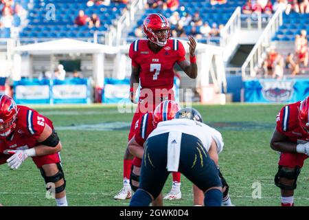 Boca Raton, Stati Uniti. 2 ottobre 2021. Florida Atlantic Quarterback N'Kosi Perry (7) chiama una partita allo Shula Bowl al FAU Stadium di Boca Raton, Florida, il 2 ottobre 2021. Credit: The Photo Access/Alamy Live News Foto Stock