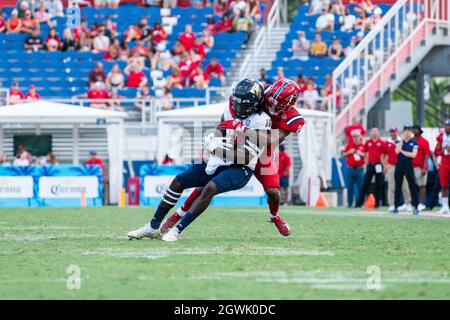 Boca Raton, Stati Uniti. 2 ottobre 2021. Florida Atlantic Cornerback Zyon Gilbert (24) affronta Florida International Wide Receiver Randall St. Felix (16) allo Shula Bowl al FAU Stadium di Boca Raton, Florida il 2 ottobre 2021. Credit: The Photo Access/Alamy Live News Foto Stock