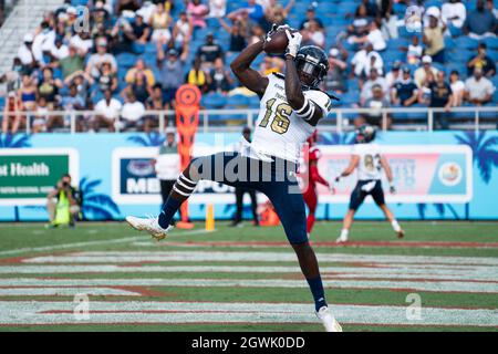 Boca Raton, Stati Uniti. 2 ottobre 2021. Florida International Wide Receiver prende un pass per un touchdown allo Shula Bowl al FAU Stadium di Boca Raton, Florida, il 2 ottobre 2021. Credit: The Photo Access/Alamy Live News Foto Stock