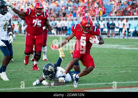 Boca Raton, Stati Uniti. 2 ottobre 2021. Florida Atlantic running back Johnny Ford (5) sopravvive a Florida International difensive back Richard Dames (3) per un touchdown allo Shula Bowl al FAU Stadium di Boca Raton, Florida il 2 ottobre 2021. Credit: The Photo Access/Alamy Live News Foto Stock