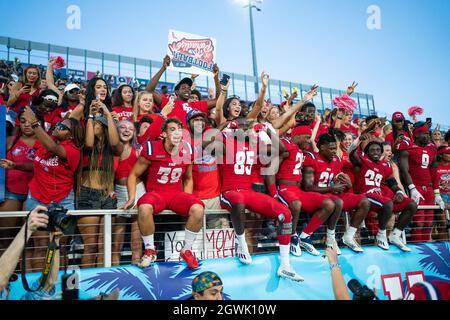 Boca Raton, Stati Uniti. 2 ottobre 2021. La Florida Atlantic Football festeggia con i tifosi dopo aver vinto lo Shula Bowl contro la Florida International al FAU Stadium di Boca Raton, Florida, il 2 ottobre 2021. Credit: The Photo Access/Alamy Live News Foto Stock