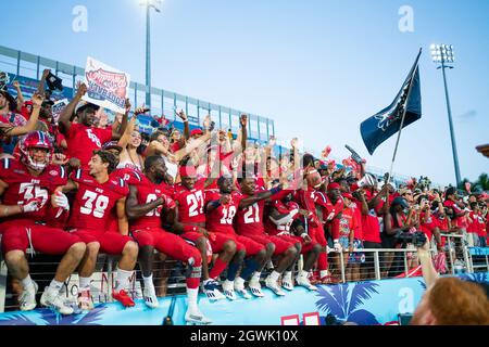 Boca Raton, Stati Uniti. 2 ottobre 2021. La Florida Atlantic Football festeggia con i tifosi dopo aver vinto lo Shula Bowl contro la Florida International al FAU Stadium di Boca Raton, Florida, il 2 ottobre 2021. Credit: The Photo Access/Alamy Live News Foto Stock