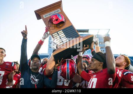 Boca Raton, Stati Uniti. 2 ottobre 2021. Il capo allenatore della Florida Atlantic Willie Taggart e la squadra di football degli Owls festeggiano con il Don Shula Award dopo aver vinto lo Shula Bowl contro la Florida International al FAU Stadium di Boca Raton, Florida, il 2 ottobre 2021. Credit: The Photo Access/Alamy Live News Foto Stock