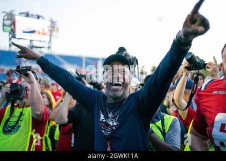 Boca Raton, Stati Uniti. 2 ottobre 2021. Willie Taggart, allenatore della Florida Atlantic, festeggia con i tifosi dopo aver vinto lo Shula Bowl contro la Florida International allo stadio FAU di Boca Raton, Florida, il 2 ottobre 2021. Credit: The Photo Access/Alamy Live News Foto Stock