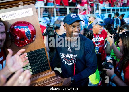 Boca Raton, Stati Uniti. 2 ottobre 2021. Willie Taggart, allenatore della Florida Atlantic, festeggia con il Don Shula Award dopo aver vinto lo Shula Bowl contro la Florida International al FAU Stadium di Boca Raton, Florida, il 2 ottobre 2021. Credit: The Photo Access/Alamy Live News Foto Stock