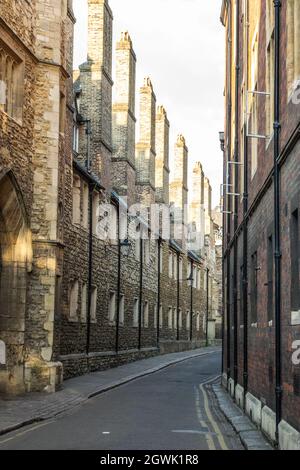 Facciata dello storico Trinity College Dorms con alti camini a Trinity Lane in Cambridge Inghilterra Foto Stock