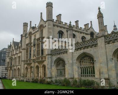 Facciata del Gothic King's College con vetrate decorate di fronte al prato mantenuto a Cambridge in Inghilterra Foto Stock