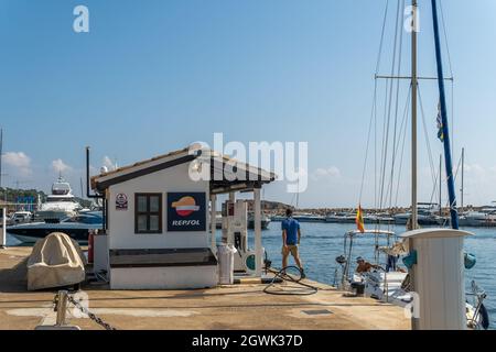 Puerto Portals, Spagna; ottobre 02 2021: Stazione di rifornimento Repsol per le barche nel porto di Puerto Portals, Maiorca Foto Stock