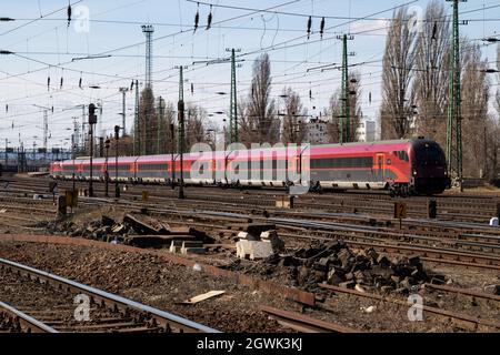 Budapest, Ungheria - 13 marzo 2021: Trasporto ferroviario internazionale e regionale. Treno merci passeggeri in stazione. Trasporto pubblico. Foto Stock