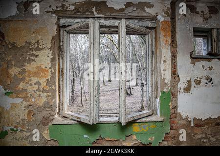 Tab, Ungheria - 24 Febbraio 2021: L'ungherese ha perso il posto nella foresta. Ex sovietica, caserma di base dell'esercito abbandonato e edifici associati. Foto Stock