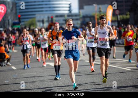Londra, Regno Unito. 03 ottobre 2021. I corridori partecipano alla 41° Maratona di Londra del 2021. (Foto di Pietro Recchia/SOPA Images/Sipa USA) Credit: Sipa USA/Alamy Live News Foto Stock