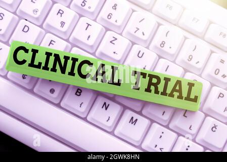 Testo della scrittura Clinical Trial. Internet Concept Trials per valutare l'efficacia e la sicurezza del farmaco Abstract Recording List di Online Shop Foto Stock