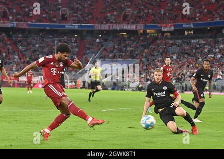 Goalchance Serge GNABRY (FC Bayern Monaco), azione, duelli contro Martin HINTEREGGER (Eintracht Francoforte). Calcio 1. Bundesliga stagione 2021/2022, 7° giorno di festa, giorno di festa 07. FC Bayern Monaco-Eintracht Francoforte 1-2, il 3 ottobre 2021, ALLIANZARENA Muenchen. Foto Stock