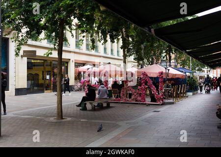 Londra, Gran Bretagna. 30 Settembre 2021. Vista sulla strada di varie persone di età mista godendo tempo libero, Hans Crescent, Knightsbridge, Londra. Foto Stock