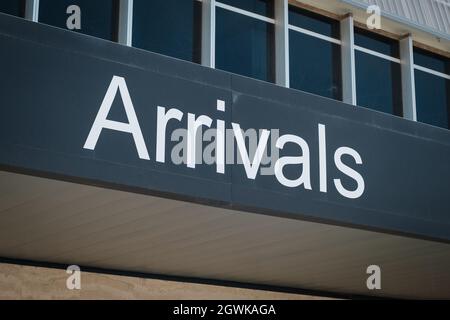 Tenerife, Spagna - Settembre, 2021: Segnale d'ingresso per gli arrivi all'aeroporto Foto Stock