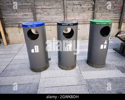 ARNA, NORVEGIA - Sep 09, 2021: Contenitori per il riciclaggio di bottiglie e lattine di rifiuti residui di carta ad Arna Foto Stock