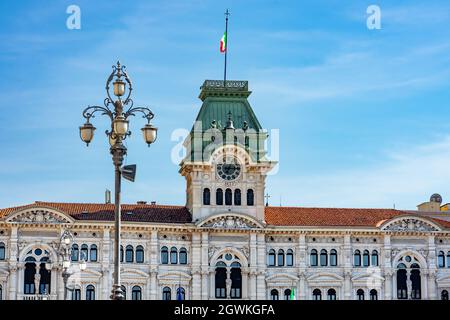 Municipio sulla piazza dell'unita d'italia a Trieste vicino al mare . Foto Stock