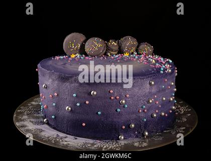 Torta viola fatta a mano con decorazioni in macaron francese Foto Stock