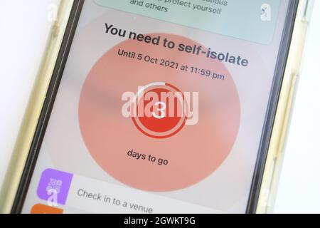 Ping testo da NHS Covid app che ti dice di isolarti durante il coronavirus pandemic, 2021, Regno Unito Foto Stock