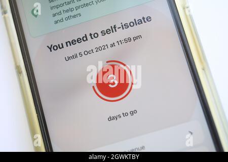 Ping testo da NHS Covid app che ti dice di isolarti durante il coronavirus pandemic, 2021, Regno Unito Foto Stock