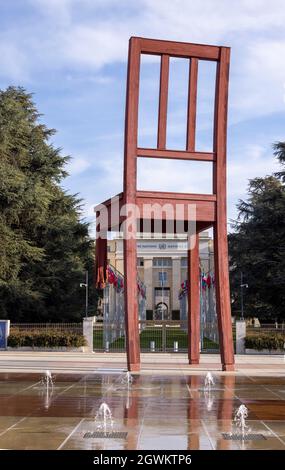 Broken Chair, scultura monumentale in legno di Daniel Berset, sede ONU, Place des Nations, Ginevra, Svizzera Foto Stock