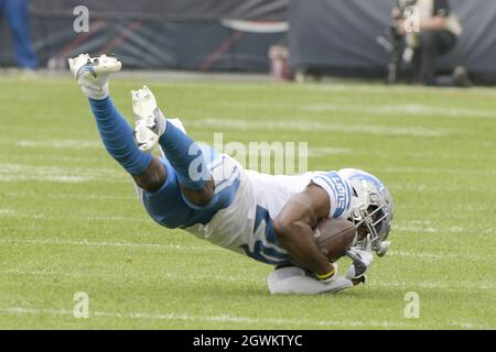 Chicago, Stati Uniti. 03 ottobre 2021. Detroit Lions Cornerback Amani Oruwariye (24) effettua un'intercettazione subacquea nel secondo trimestre contro gli orsi Chicago al Soldier Field di Chicago domenica 3 ottobre 2021. Foto di Mark Black/UPI Credit: UPI/Alamy Live News Foto Stock