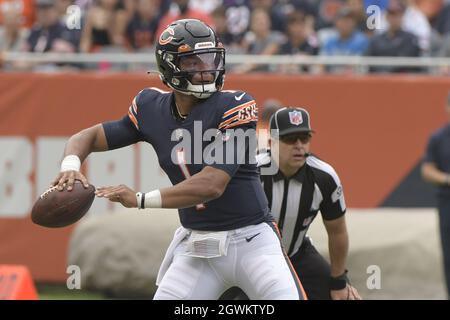 Chicago, Stati Uniti. 03 ottobre 2021. Justin Fields (1) cerca un ricevitore aperto contro i Detroit Lions al Soldier Field di Chicago domenica 3 ottobre 2021. Foto di Mark Black/UPI Credit: UPI/Alamy Live News Foto Stock