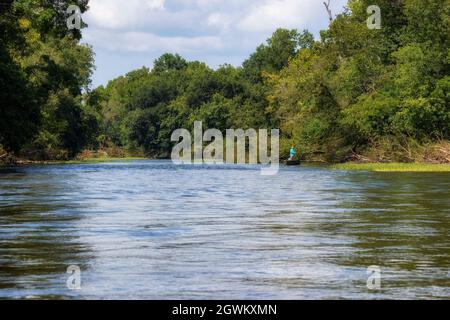 Newport, Tennessee, Stati Uniti d'America - 4 settembre 2021: Un pescatore pesca sul fiume Pigeon piccolo che fluisce nel fiume del bordo francese nel Tennessee. Foto Stock