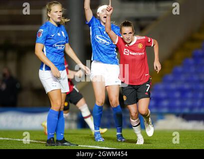 Ella Toone (a destra) del Manchester United celebra il secondo gol del gioco durante la partita fa Women's Super League a St. Andrew's, Birmingham. Data foto: Domenica 3 ottobre 2021. Foto Stock