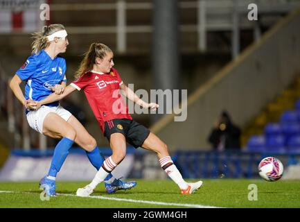 Ella Toone (a destra) del Manchester United segna il secondo obiettivo del gioco durante la partita fa Women's Super League a St. Andrew's, Birmingham. Data foto: Domenica 3 ottobre 2021. Foto Stock