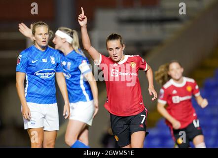 Ella Toone (a destra) del Manchester United celebra il secondo gol del gioco durante la partita fa Women's Super League a St. Andrew's, Birmingham. Data foto: Domenica 3 ottobre 2021. Foto Stock